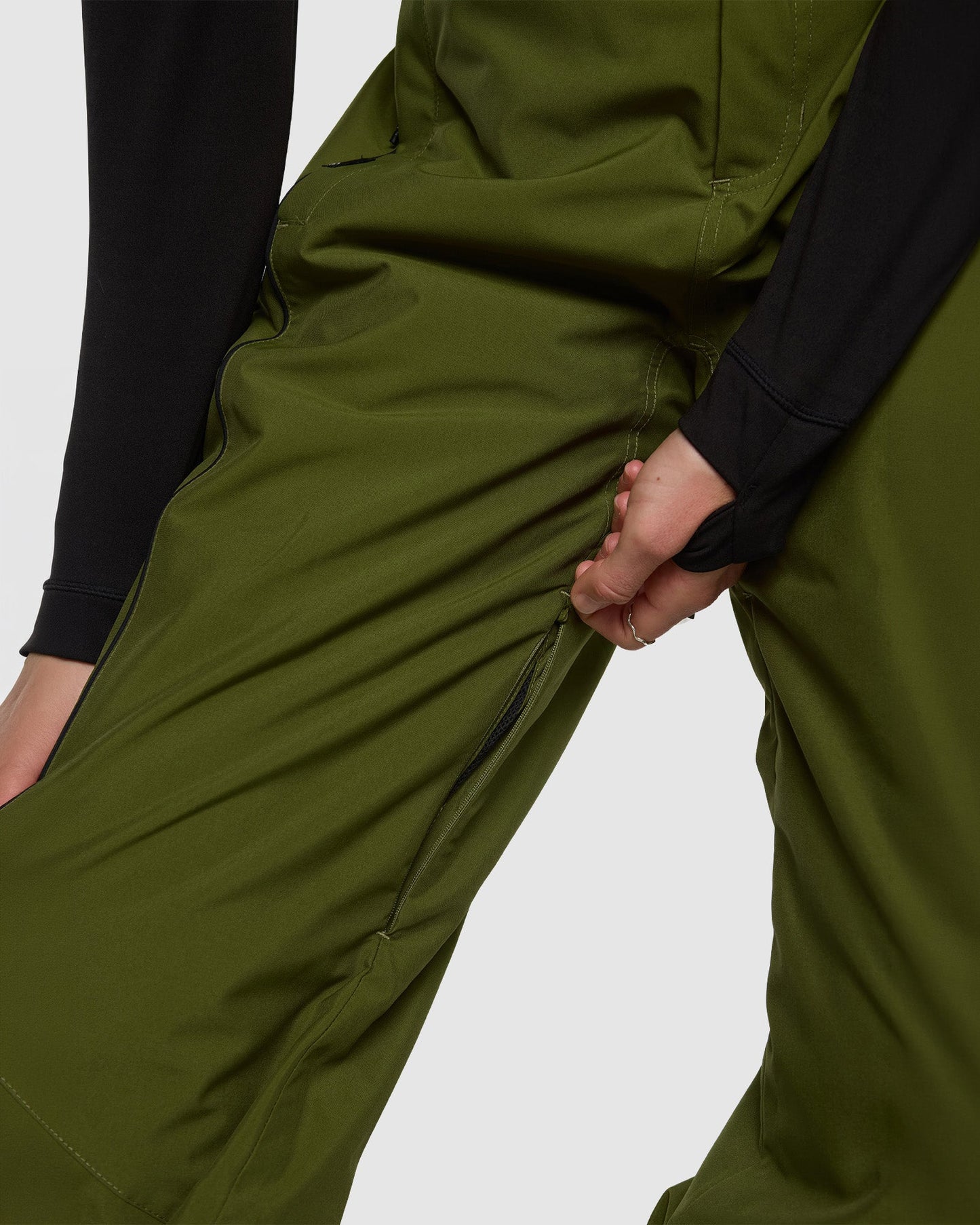 ROJO She Ripz Snow Pant 2.0 - Sphagnum - Lifestyle 2