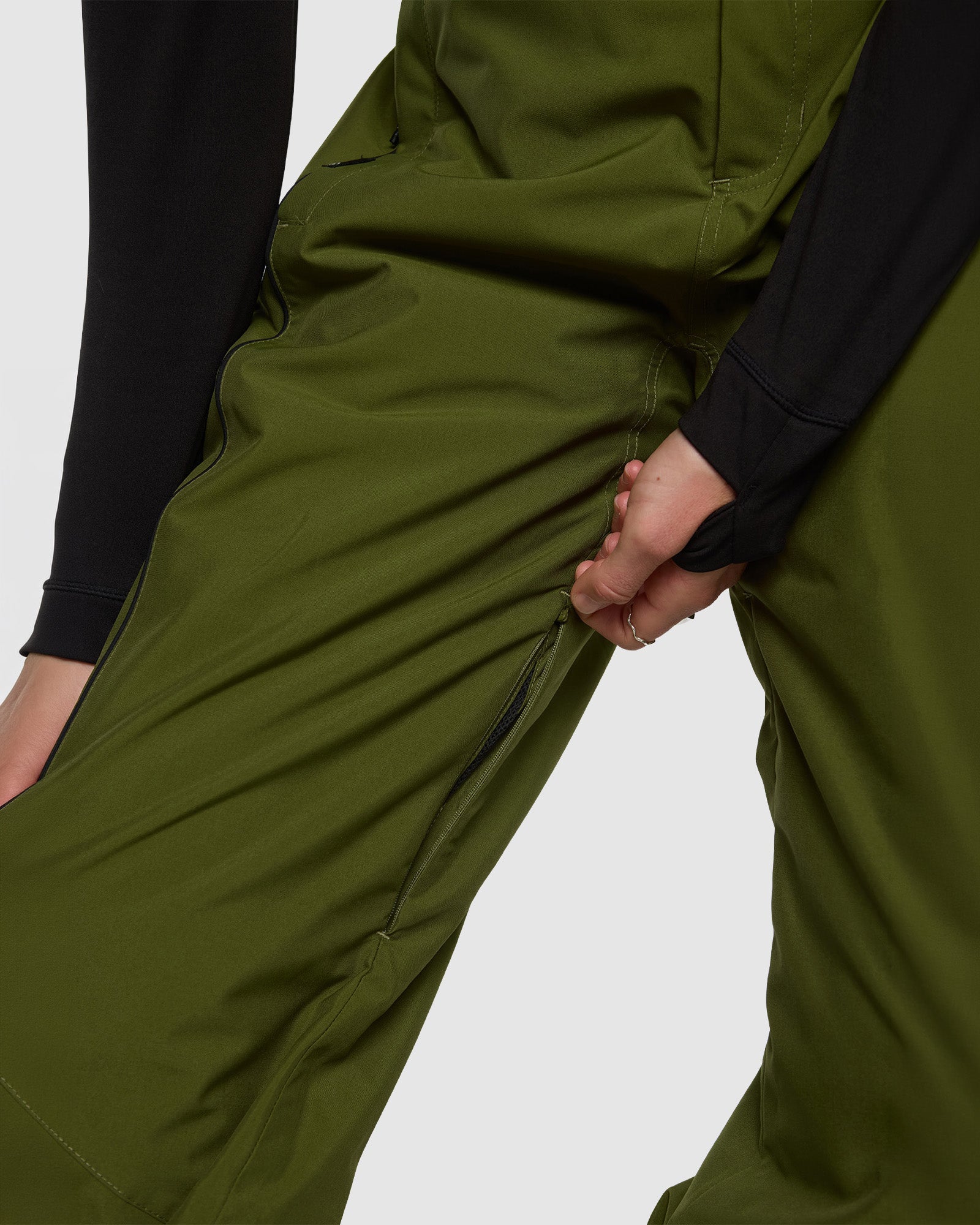 ROJO She Ripz Snow Pant 2.0 - Sphagnum - Lifestyle 2